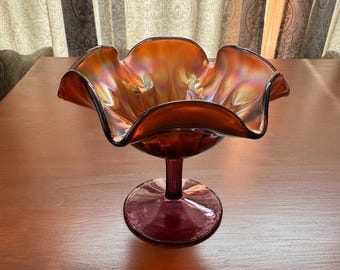Compoteira vintage Fenton em vidro iridescente ametista com pedestal e borda ondulada - Doceira antiga em vidro artístico - Decoração ametista