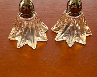 Juego de salero y pimentero Crystal Starburst, decoración de mesa de vidrio transparente estilo moderno de mediados de siglo, saleros y pimenteros MCM estriados con tapas cromadas.