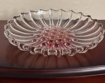 鋲と鋸歯状のリブ模様が入ったヴィンテージ風の透明とピンクのガラス皿