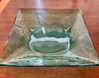 Piatto da portata quadrato in vetro verde abete della collezione Vintage Tiara Exclusives di Indiana Glass Company, 10x10 pollici.