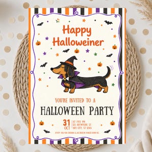 Op de afbeelding: Een rechthoekige Halloween-uitnodiging met een zwart-bruine teckel in een heksenhoed en paarse cape. De tekst luidt Happy Halloweiner, You're Invited To A Halloween Party, 31 Oct, inclusief de details van het evenement en oranje accenten.