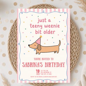 Op de afbeelding: Een verjaardagsuitnodigingskaart met een beige teckel die een roze feesthoedje draagt, omringd door kleurrijke confetti. De tekst luidt: just a teeny weenie bit older, YOU'RE INVITED TO SABRINA'S BIRTHDAY, 19 JULY AT FIVE PM, 123 ANYWHERE ST.