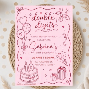 Puede incluir: Invitación de cumpleaños rosa con ilustraciones en rojo. El texto dice "double digits" y "10º Cumpleaños de Sabrina". Incluye ilustraciones de globos, una tarta y cajas de regalo.
