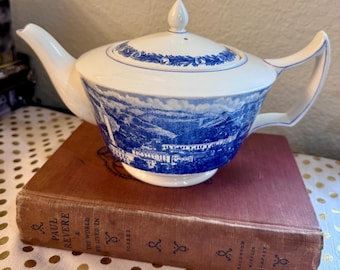 Wedgwood Centennial Edition University of California Berkeley Tekanna Designad av G. Elwood Hoover