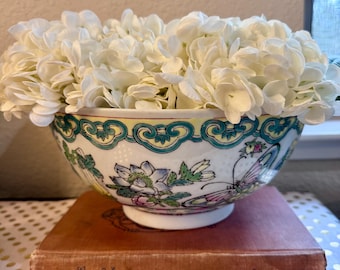 Vintage Famille Rose porseleinen serveerschaal met vlinder- en bloemenmotief