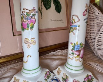 Par vintage ljusstakar i porslin, Andrea av Sadek, med blom- och fruktmotiv