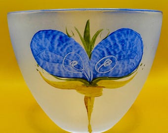 Cuenco de vidrio esmerilado pintado a mano con flores azules de Sea Glasbruk Kosta, Suecia, de 11,4 cm (4,5 pulgadas).