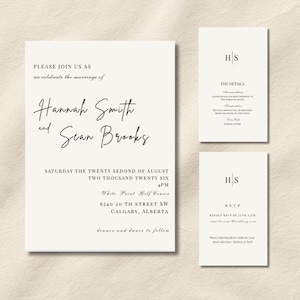 Op de afbeelding: Elegant trouwuitnodigingspakket met een hoofduitnodiging, een detailkaart en een RSVP-kaart. Het ontwerp bevat de namen "Hannah Smith en Sean Brooks" in een stijlvol scriptlettertype, met evenementdetails in een klassiek schreeflettertype.