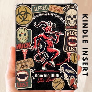 以下が含まれることがあります： 赤色の悪魔のイラストが特徴のKindleインサート。 「Lust」や「Nevermore」などの文字が入ったヴィンテージスタイルのステッカーが周りに配置されています。 デザインは黒い背景にあります。