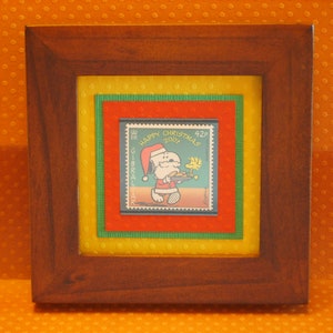 Erdnüsse umrahmt von 2001 Weihnachtsstempel aus Gibraltar - Santa Snoopy