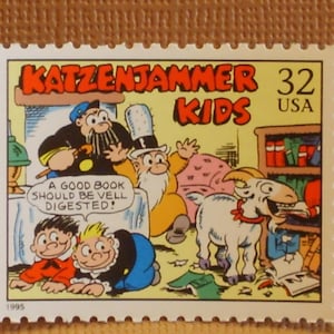 Könnte beinhalten: Eine Vintage-Briefmarke mit dem Comic Katzenjammer Kids. Die Briefmarke zeigt Zeichentrickfiguren, darunter eine Ziege, und den Text "A good book should be well digested!" Die Briefmarke ist mit "32 USA" gekennzeichnet und datiert auf 1995.