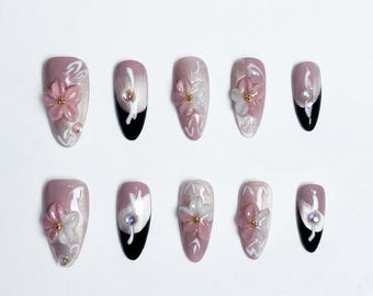 Unghie finte rosa e nere / Scultura floreale 3D intagliata / Forma a mandorla lunga / Estetica dark coquette / Accenti opale / Set gotico fatto a mano