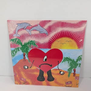 Puede incluir: Impresión cuadrada con un personaje de corazón de dibujos animados con una cara triste, zapatos negros y brazos. El fondo representa una escena de playa con delfines, palmeras, una puesta de sol y flores. La paleta de colores incluye rojo, naranja, azul y verde.