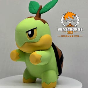 Puede incluir: Una figura impresa en 3D de una criatura verde y amarilla con un caparazón marrón y un brote en la cabeza. La figura tiene una expresión determinada con ojos oscuros. El texto BEASTFORGE 3D EXCLUSIVE aparece en la esquina superior derecha.