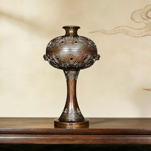 Peut inclure: Ensemble de trois mugs en céramique avec une finition mate et mouchetée. Les mugs sont dans des tons crème, gris clair et gris foncé. Chaque mug a un design simple et minimaliste, idéal pour le café ou le thé.