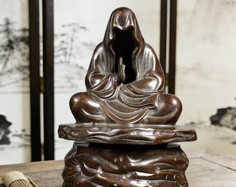 Escultura de latón fundido a mano: figura abstracta sentada con capucha y base decorativa para quemador de incienso.