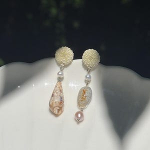 左右非対称のミニウニ貝のタカラガイのイヤリング、手作りの海の真珠のドロップ、ビーチウェディングのステートメント、沿岸風のギフト、彼女への贈り物