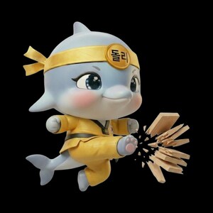 Può includere: Una figura di delfino dei cartoni animati in uniforme gialla di arti marziali calcia attraverso assi di legno. Il delfino ha una fascia gialla con testo coreano, guance rosee e grandi occhi blu. Lo sfondo è nero.
