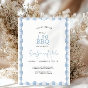 Op de afbeelding: Een lichtblauw en wit geruit uitnodigingskaartje voor een bruidsshow met de tekst "I Do BBQ". De uitnodiging bevat de namen Evelyn en John, de datum, tijd en locatie. De tekst is lichtblauw.
