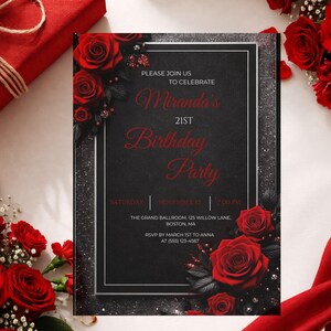 Pu&ograve; includere: Un invito per una festa di compleanno del 21&deg; compleanno nero e argento con rose rosse. L'invito recita "Please join us to celebrate Miranda's 21st Birthday Party" con i dettagli dell'evento. Rose rosse e una confezione regalo rossa sullo sfondo.