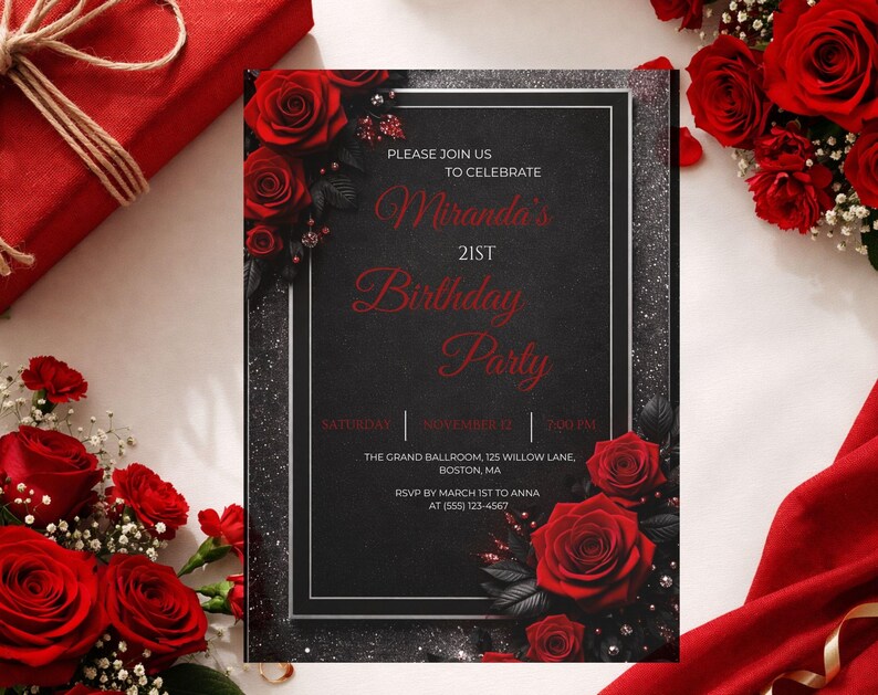 Pu&ograve; includere: Un invito per una festa di compleanno del 21&deg; compleanno nero e argento con rose rosse. L'invito recita "Please join us to celebrate Miranda's 21st Birthday Party" con i dettagli dell'evento. Rose rosse e una confezione regalo rossa sullo sfondo.