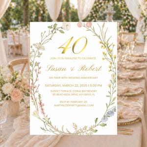 Op de afbeelding: Een huwelijksjubileum uitnodiging met een bloemenkrans ontwerp. De uitnodiging toont het gouden getal "40", de namen "Susan & Robert" en evenementdetails. De achtergrond toont een gedekte tafel.