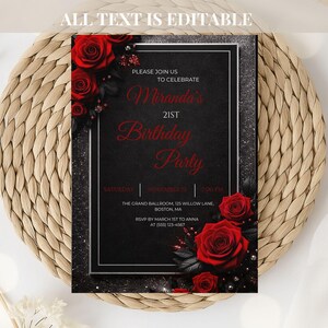 Pu&ograve; includere: Un invito di compleanno nero e rosso con il testo "Miranda's 21st Birthday Party". L'invito presenta rose rosse e il testo "ALL TEXT IS EDITABLE". L'invito &egrave; su uno sfondo tessuto.