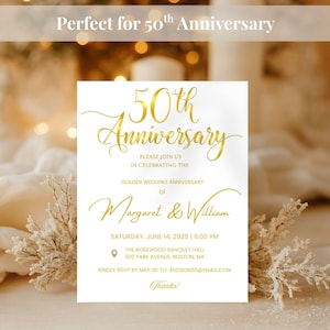 Op de afbeelding: Een witte uitnodigingskaart met gouden letters die een 50e huwelijksverjaardag aankondigt. De tekst bevat "50th Anniversary", de namen "Margaret & William" en evenementdetails. De kaart is versierd met bloemaccenten.