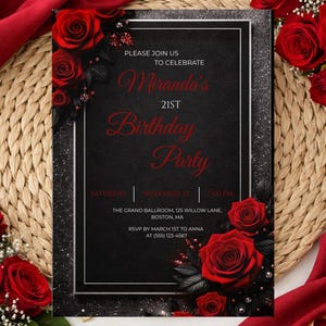 Pu&ograve; includere: Invito per una festa di compleanno per il 21&deg; compleanno nero e argento con accenti di rose rosse. L'invito include il testo "Miranda's 21st Birthday Party" e i dettagli dell'evento. Circondato da rose rosse e verde.
