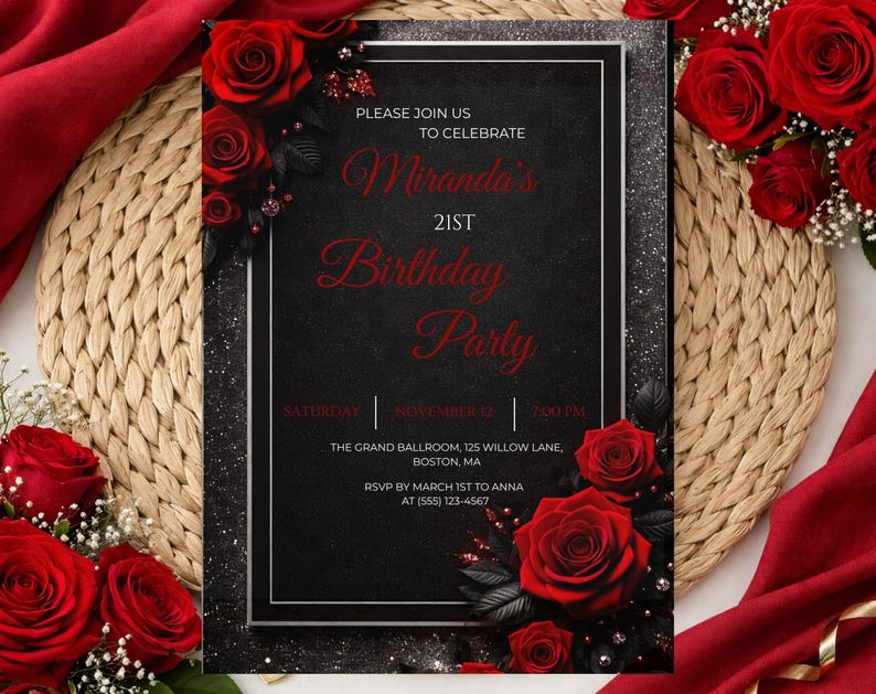 Pu&ograve; includere: Invito per una festa di compleanno per il 21&deg; compleanno nero e argento con accenti di rose rosse. L'invito include il testo "Miranda's 21st Birthday Party" e i dettagli dell'evento. Circondato da rose rosse e verde.