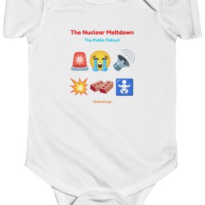 Puede incluir: Un body blanco de manga corta para beb&eacute; con el texto The Nuclear Meltdown y The Public Fallout en rojo y azul. Debajo del texto hay seis emojis: una sirena, una cara llorando, un meg&aacute;fono, una explosi&oacute;n, dos ladrillos y un icono de beb&eacute;.