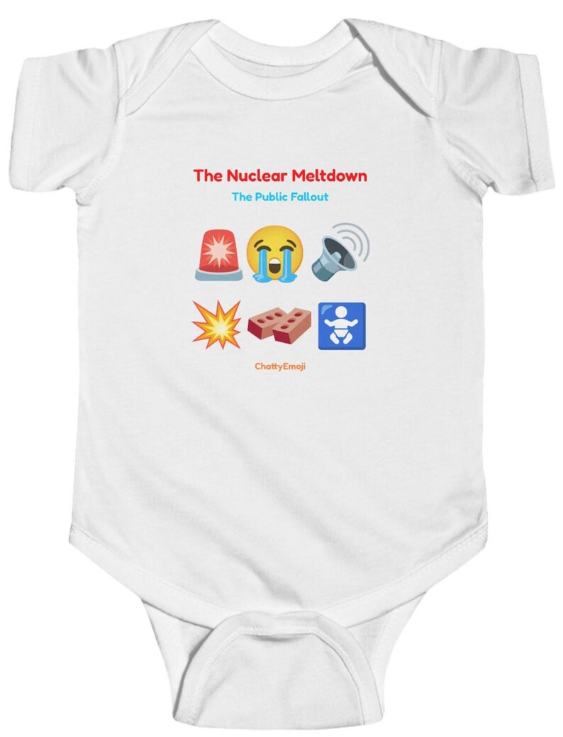 Puede incluir: Un body blanco de manga corta para beb&eacute; con el texto The Nuclear Meltdown y The Public Fallout en rojo y azul. Debajo del texto hay seis emojis: una sirena, una cara llorando, un meg&aacute;fono, una explosi&oacute;n, dos ladrillos y un icono de beb&eacute;.