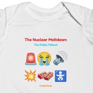 Puede incluir: Un body blanco de manga corta para beb&eacute; con el texto The Nuclear Meltdown y The Public Fallout en rojo y azul. Debajo del texto hay seis emojis: una sirena roja, una cara llorando, un meg&aacute;fono, una explosi&oacute;n, dos ladrillos y un icono de beb&eacute; azul.