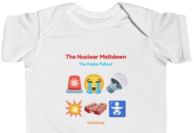 Puede incluir: Un body blanco de manga corta para beb&eacute; con el texto The Nuclear Meltdown y The Public Fallout en rojo y azul. Debajo del texto hay seis emojis: una sirena roja, una cara llorando, un meg&aacute;fono, una explosi&oacute;n, dos ladrillos y un icono de beb&eacute; azul.