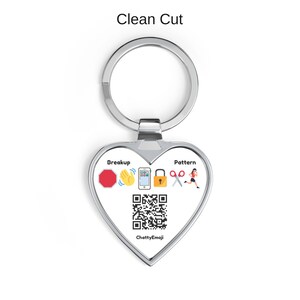 Puede incluir: Un llavero de metal en forma de coraz&oacute;n con acabado plateado. El centro presenta el texto Clean Cut, Breakup, Pattern y ChattyEmoji, junto con una secuencia de emojis que incluye una se&ntilde;al de stop, mano, tel&eacute;fono, candado, tijeras y un corredor, adem&aacute;s de un c&oacute;digo QR.
