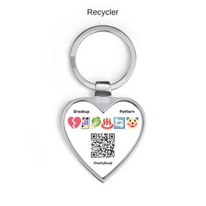 Puede incluir: Un llavero plateado en forma de coraz&oacute;n con el texto Recycler en la parte superior, etiquetas Breakup y Pattern, una fila de seis emojis que incluyen un coraz&oacute;n roto, paleta de colores, lechuga, aguas termales, flechas y un payaso, con un c&oacute;digo QR.