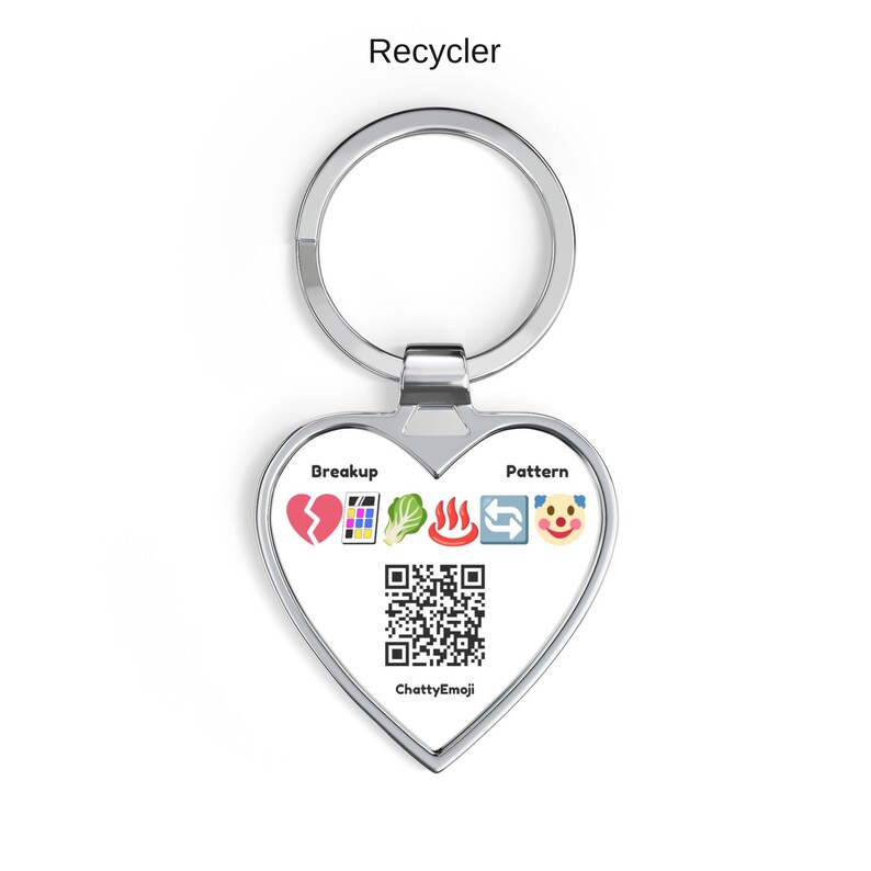 Puede incluir: Un llavero plateado en forma de coraz&oacute;n con el texto Recycler en la parte superior, etiquetas Breakup y Pattern, una fila de seis emojis que incluyen un coraz&oacute;n roto, paleta de colores, lechuga, aguas termales, flechas y un payaso, con un c&oacute;digo QR.