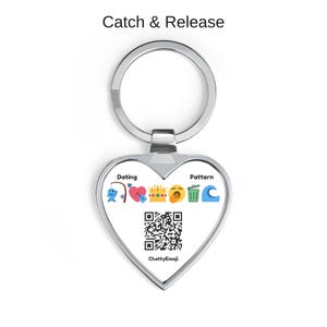 Puede incluir: Un llavero plateado en forma de coraz&oacute;n con el texto Catch & Release en la parte superior. El centro muestra las palabras Dating Pattern, una fila de emojis que incluye un pez, coraz&oacute;n, corona, bostezo, papelera y ola, un c&oacute;digo QR.