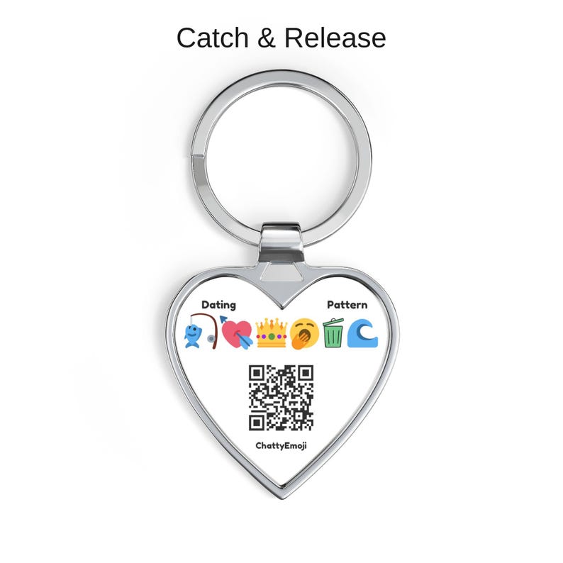 Puede incluir: Un llavero plateado en forma de coraz&oacute;n con el texto Catch & Release en la parte superior. El centro muestra las palabras Dating Pattern, una fila de emojis que incluye un pez, coraz&oacute;n, corona, bostezo, papelera y ola, un c&oacute;digo QR.