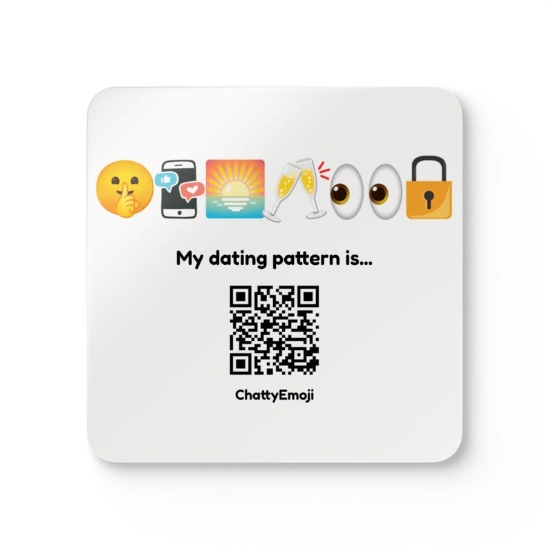 K&ouml;nnte beinhalten: Ein quadratischer wei&szlig;er Untersetzer mit einer Reihe von Emojis, darunter ein Gesicht mit Zeigefinger vor dem Mund, Smartphone, Sonnenuntergang, Sektgl&auml;ser, Augen und ein Vorh&auml;ngeschloss. Darunter steht My dating pattern is, ein QR-Code und ChattyEmoji.