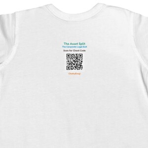 Peut inclure: Un t-shirt blanc &agrave; manches courtes avec un imprim&eacute; graphique centr&eacute;. Le texte indique The Asset Split, The Corporate Legal Exit, et Scan for Cheat Code au-dessus d'un QR code noir et blanc, avec le mot ChattyEmoji en orange en dessous.