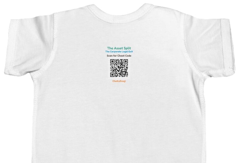 Peut inclure: Un t-shirt blanc &agrave; manches courtes avec un imprim&eacute; graphique centr&eacute;. Le texte indique The Asset Split, The Corporate Legal Exit, et Scan for Cheat Code au-dessus d'un QR code noir et blanc, avec le mot ChattyEmoji en orange en dessous.