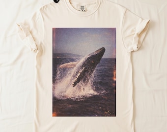 T-shirt vintage con balena che salta fuori dall'acqua / Maglietta grafica oceano Polaroid anni '90 / Maglietta Comfort Colors Sea Life
