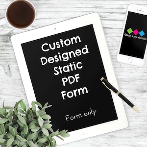 以下が含まれることがあります： 白いタブレットに黒い画面が表示され、そこに「Custom Designed Static PDF Form Form only」というテキストが表示されています。黒いペン、カラフルなロゴの白いスマートフォン、そして鉢植えの緑の植物が白い木製の表面の上に置かれています。