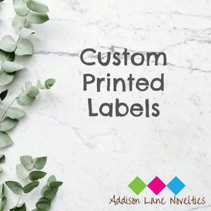 以下が含まれることがあります： 「Addison Lane Novelties」というテキストと、緑、ピンク、青の3つのカラフルなダイヤモンドが描かれたカスタム印刷ラベルです。