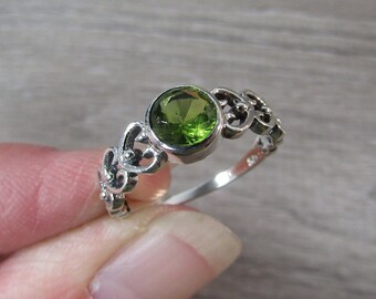 Peridot Sterling Silver Heart Ring Z99