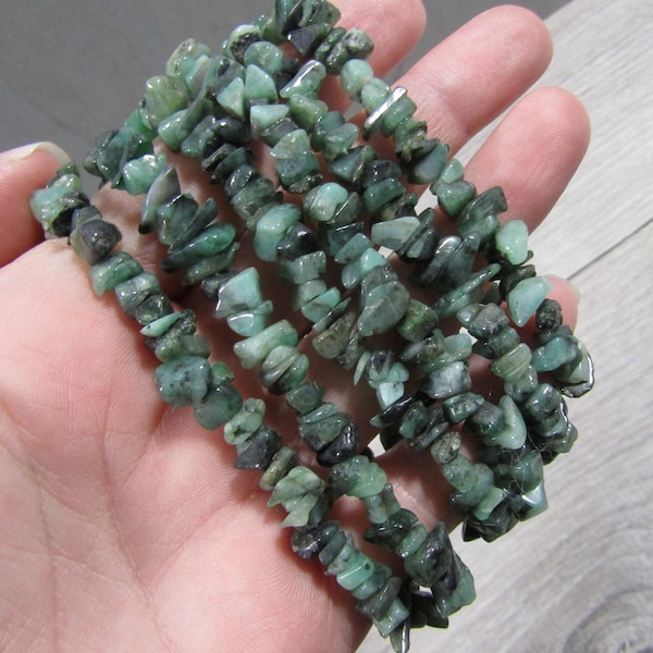 Emerald Stretchy String Dyed Chip Bracelet G282