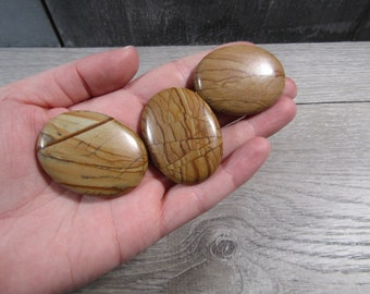 Wood Lace Flat Oval Palm Stone Small E68