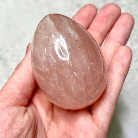 ローズクォーツエッグ　置物 ローズクォーツエッグ 高さ約2.5インチ // 装飾 - Etsy 日本