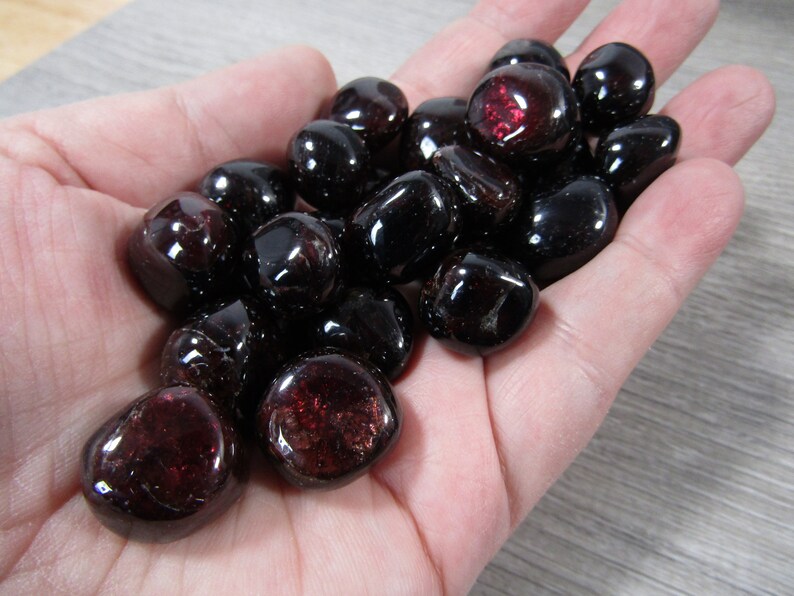 Garnet 0.25 inch  Tumbled Stone T22 image 9